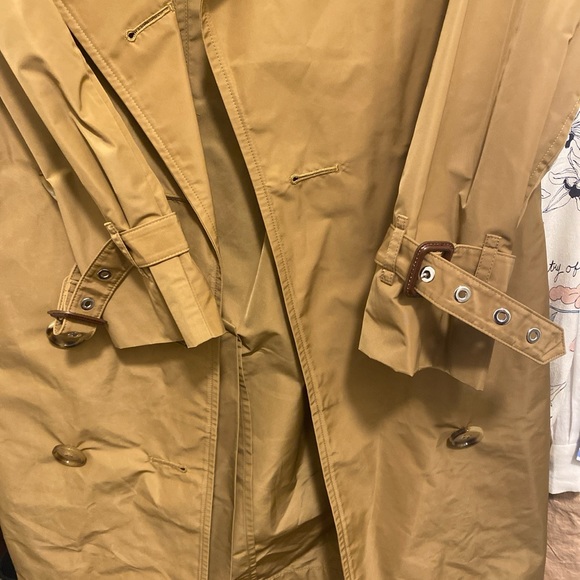 Barely worn Burberry trench coat - Picture 3 of 5
